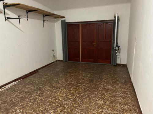 an empty room with a garage with a door at casa centrica in Río Cuarto