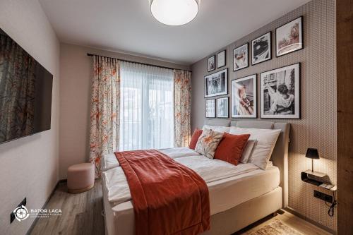Postel nebo postele na pokoji v ubytování Zemplén Terrace - luxusapartman a belvárosban kültéri fedett jacuzzival