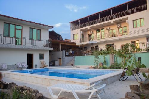 Swimmingpoolen hos eller tæt på Quiet guest house in Kharberd