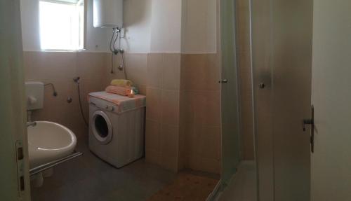 希貝尼克的住宿－西爾瓦娜公寓，一间带洗衣机和卫生间的浴室
