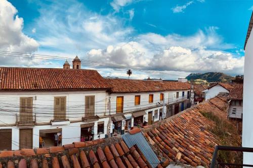 a view of roofs of buildings in a town at Maravilloso chalet en la zona colonial (303) in Zipaquirá