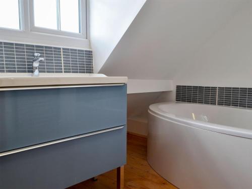 y baño con lavabo y bañera. en 4 Greenhaye Cottages - Uk31236 en Newnham