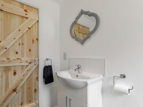 baño con lavabo y espejo en la pared en Hill Crest Lodge 1 en Hemswell