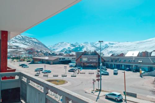 - une vue sur un parking avec des montagnes enneigées dans l'établissement Appartement Sierra - Welkeys, à Huez