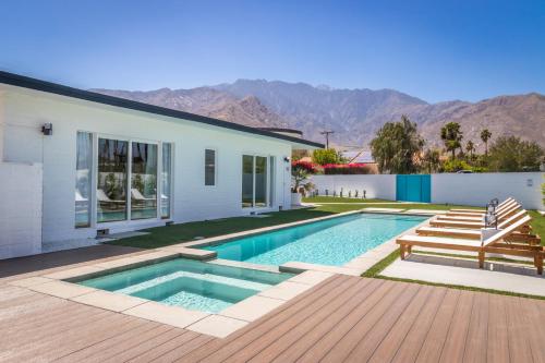 uma piscina no quintal de uma casa em White Pearl - Pool - Spa - Mountain Views em Palm Springs