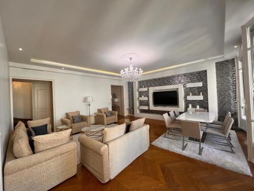 sala de estar con sofás y comedor en Appartement Champs-Élysées - HALA PARIS en París