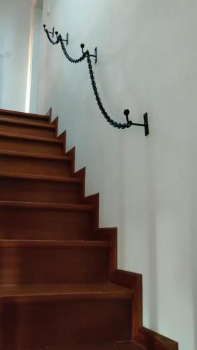 a stairway with a chain attached to a wall at Quinta da Barbosa in Folgosinho