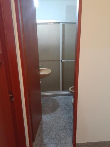 La salle de bains est pourvue de toilettes et d'un lavabo. dans l'établissement La casita, à Paraná