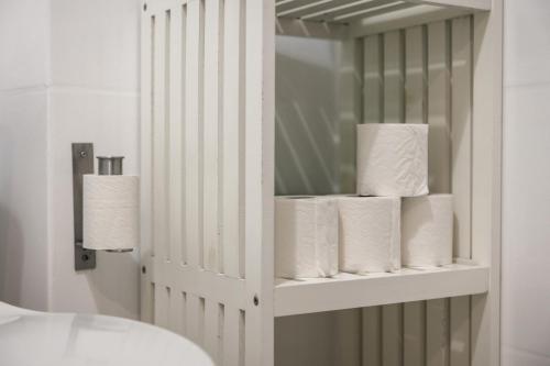 a bathroom with a rack of toilet paper at Bordallo's Lodge - centro Caldas da Rainha in Caldas da Rainha