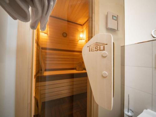 une salle de bains avec un sauna et un distributeur de papier toilette dans l'établissement Geräumiges Ferienhaus in Damp in Strandnähe, à Damp