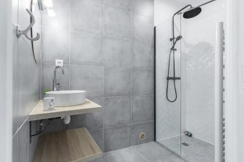 a bathroom with a sink and a shower at LE 323 PROM - 2 chambres - AC - PARKING - tram et supermarché proches - Front de mer in Nice