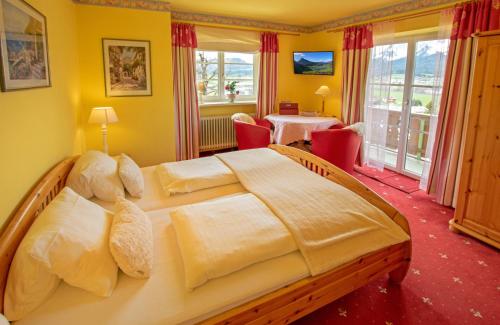 1 dormitorio con 1 cama grande en una habitación en Appartements Kaiserblick, en Sankt Johann in Tirol