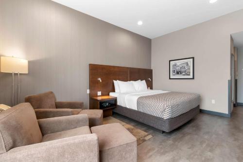 um quarto de hotel com uma cama e um sofá em Best Western Plus East Side em Saskatoon