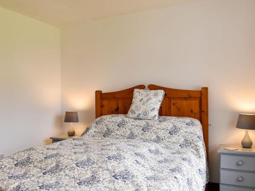 Een bed of bedden in een kamer bij Plum Tree Cottage