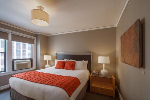 Hotel Max tesisinde bir odada yatak veya yataklar