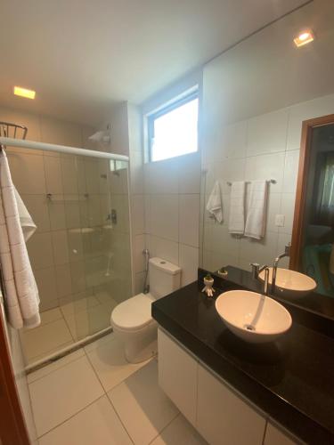 uma casa de banho com um WC, um lavatório e um chuveiro em Iloa Residence Luxo na Barra de São Miguel