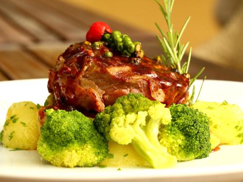 Makanan di atau berdekatan rumah tamu ini
