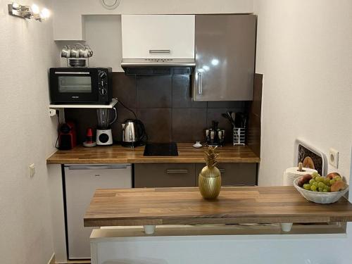 - une cuisine avec une table et un bol de fruits dans l'établissement Appartement 2 pièces Nice, à Nice