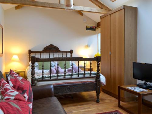 Un pat sau paturi într-o cameră la Gardeners Cottage