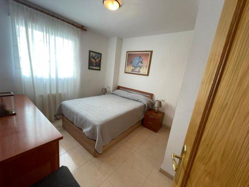 - une petite chambre avec un lit et une fenêtre dans l'établissement Acapulco III Marina DOR Beach front - Sea views, à Oropesa del Mar