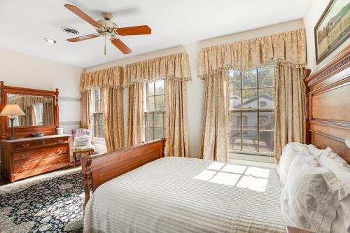 1 dormitorio con 1 cama, vestidor y ventanas en Submariners Gate, en Annapolis