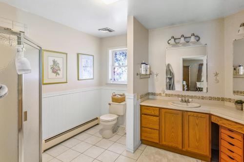 een badkamer met een toilet, een wastafel en een douche bij Minnehaha Marvel in Southold