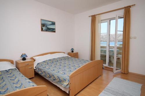 Posteľ alebo postele v izbe v ubytovaní Apartments with parking spaces Pag - 6291