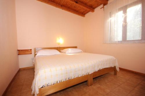 Ένα ή περισσότερα κρεβάτια σε δωμάτιο στο Seaside secluded apartments Cove Magrovica - Telascica, Dugi otok - 8139