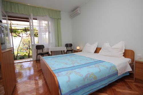 1 dormitorio con 1 cama y TV en Double Room Medveja 7775a en Lovran