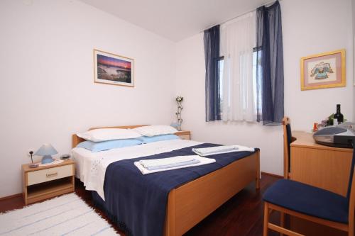 Ένα ή περισσότερα κρεβάτια σε δωμάτιο στο Apartments by the sea Jelsa, Hvar - 8751