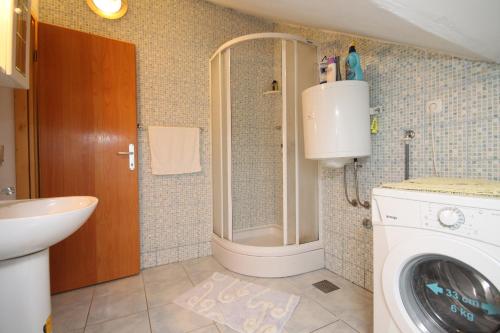 Ένα μπάνιο στο Apartments by the sea Jelsa, Hvar - 8751