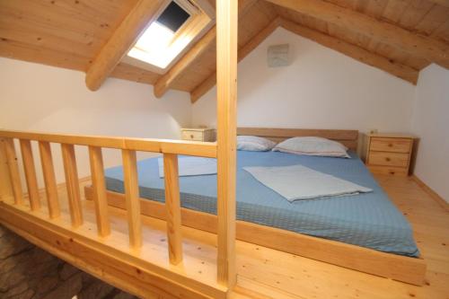 Ένα ή περισσότερα κρεβάτια σε δωμάτιο στο Family friendly house with a swimming pool Mihanici, Dubrovnik - 9029