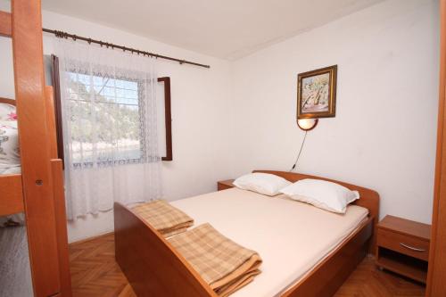 Postel nebo postele na pokoji v ubytování Apartments by the sea Cove Mala Pogorila, Hvar - 8952