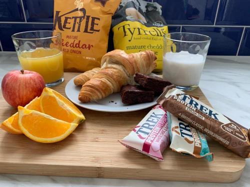 una tabla de cortar de madera con un plato de desayuno en Executive Apartment Central Doncaster en Doncaster