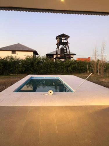 una piscina con una pelota de voleibol en el medio en Los Colibries II, en San Pedro