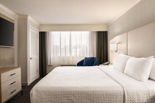 Letto o letti in una camera di Crowne Plaza Hotel Philadelphia - King of Prussia by IHG