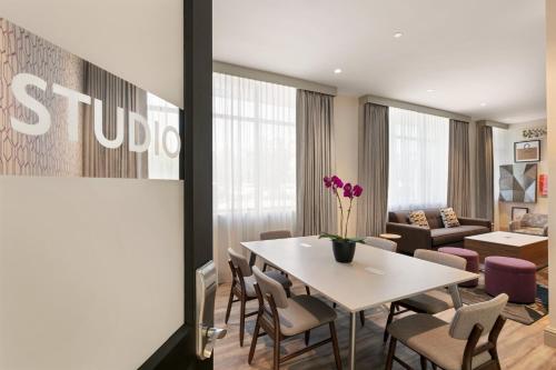 Area soggiorno di Crowne Plaza Hotel Philadelphia - King of Prussia by IHG