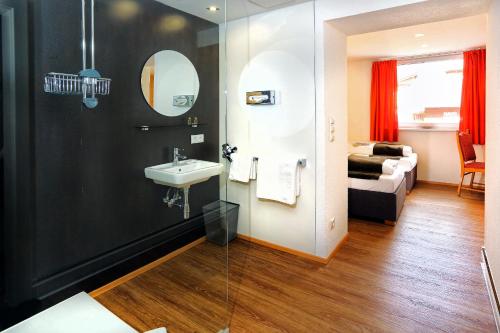 Kylpyhuone majoituspaikassa Berghotel-Gasthof Gstrein