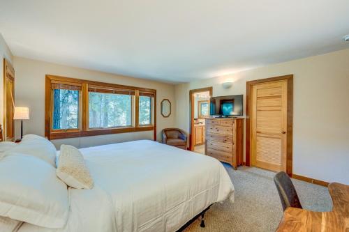 Un dormitorio con una gran cama blanca y una cómoda. en Incline Escape, en Incline Village