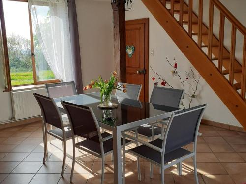 une salle à manger avec une table et des chaises dans l'établissement Gîte familial calme avec jardin, wifi et équipements bébé, animaux acceptés - FR-1-584-92, à Saint-Germain