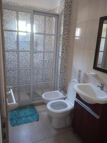 La salle de bains est pourvue de toilettes et d'un lavabo. dans l'établissement Departamento con Balcon - Sin Aire Acondicionado - Con Ventiladores - Serena Alojamientos, à Villa Constitución