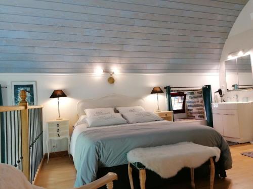 um quarto com uma cama grande e um lavatório em Cottage Chapel, Briec em Briec