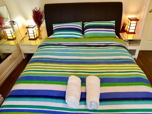 uma cama com dois rolos de papel higiénico em Central of CBD em Sydney