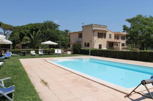 basen w ogrodzie domu w obiekcie Agriturismo Barbadoro w mieście San Vincenzo