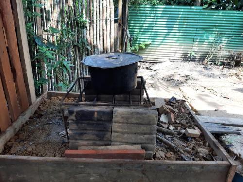 un vaso che si posa su un fornello in un cortile di Casa do Xingú a Leticia