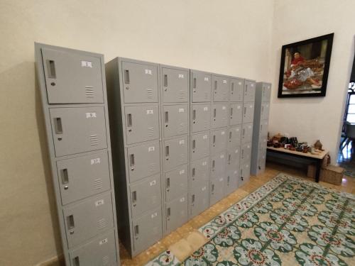 a row of lockers in a room with a rug at MELISA HOSTAL in Campeche