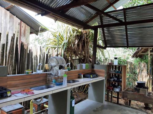 una cocina al aire libre con 2 lavabos y una pared de madera en Casa do Xingú, en Leticia