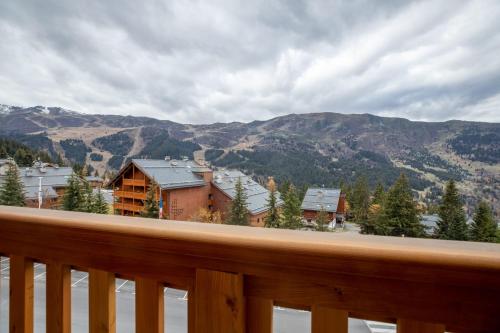 d'un balcon avec vue sur la ville et les montagnes. dans l'établissement Dryades G20, à Méribel