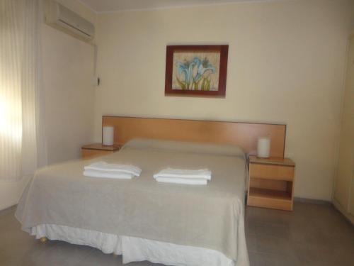 1 dormitorio con 1 cama grande y 2 mesitas de noche en Córdoba Alquila Alto Alberdi en Córdoba