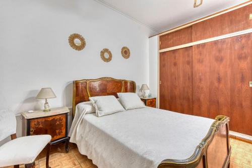 - une chambre avec un lit et un mur en bois dans l'établissement La casa de tigre Centro, à Tigre